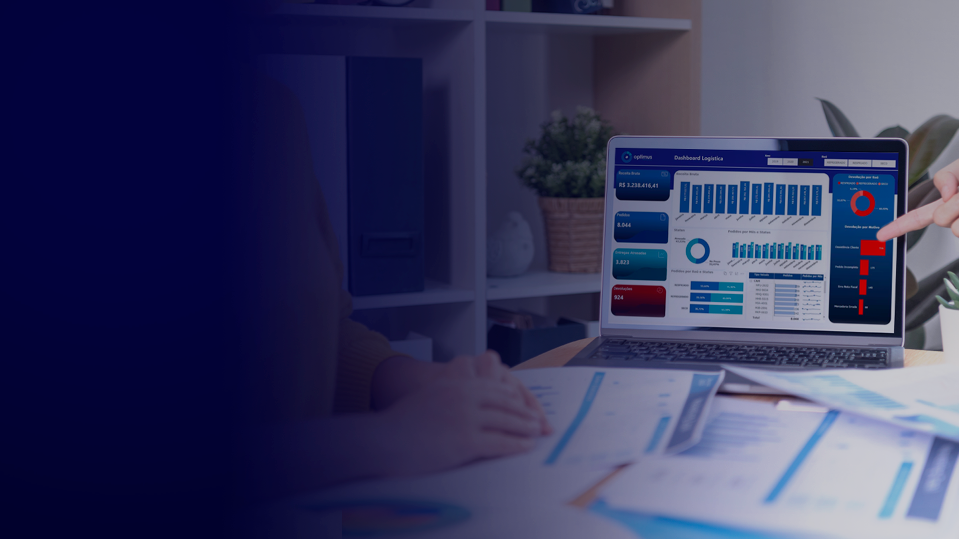 Notebook exibindo um painel de BI da Optimus com indicadores de gestão