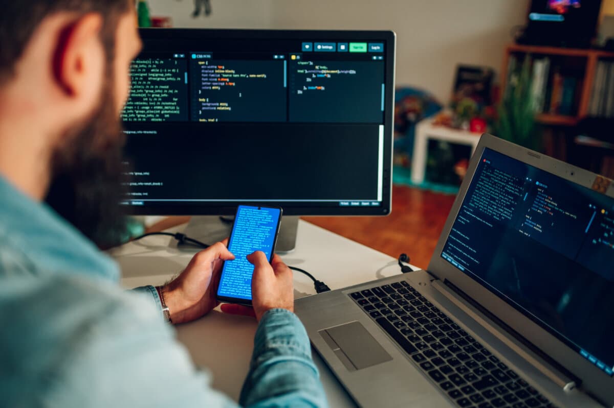 Trabalhador de segurança de dados utilizando técnicas de machine learning para análise de dados.